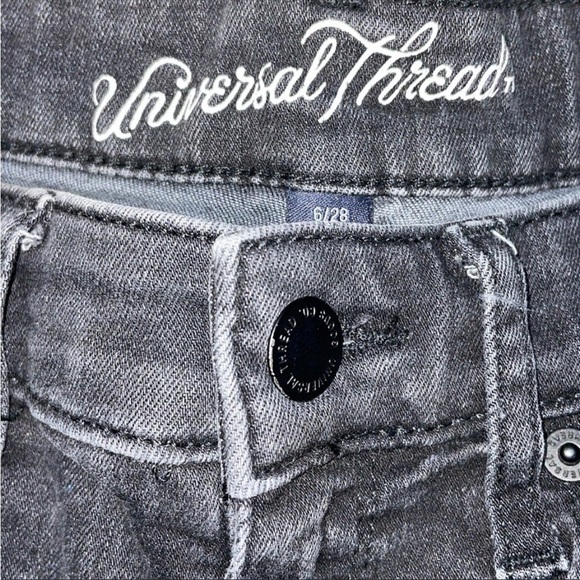Universal Thread Shorts Raw Hem Stretch Comfy Black / Gray Shorts 
Size 6 - Picture 3 of 7